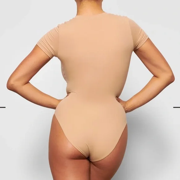 SKIMS Fits Everybody T-Shirt Bodysuit - Picture 4 of 8